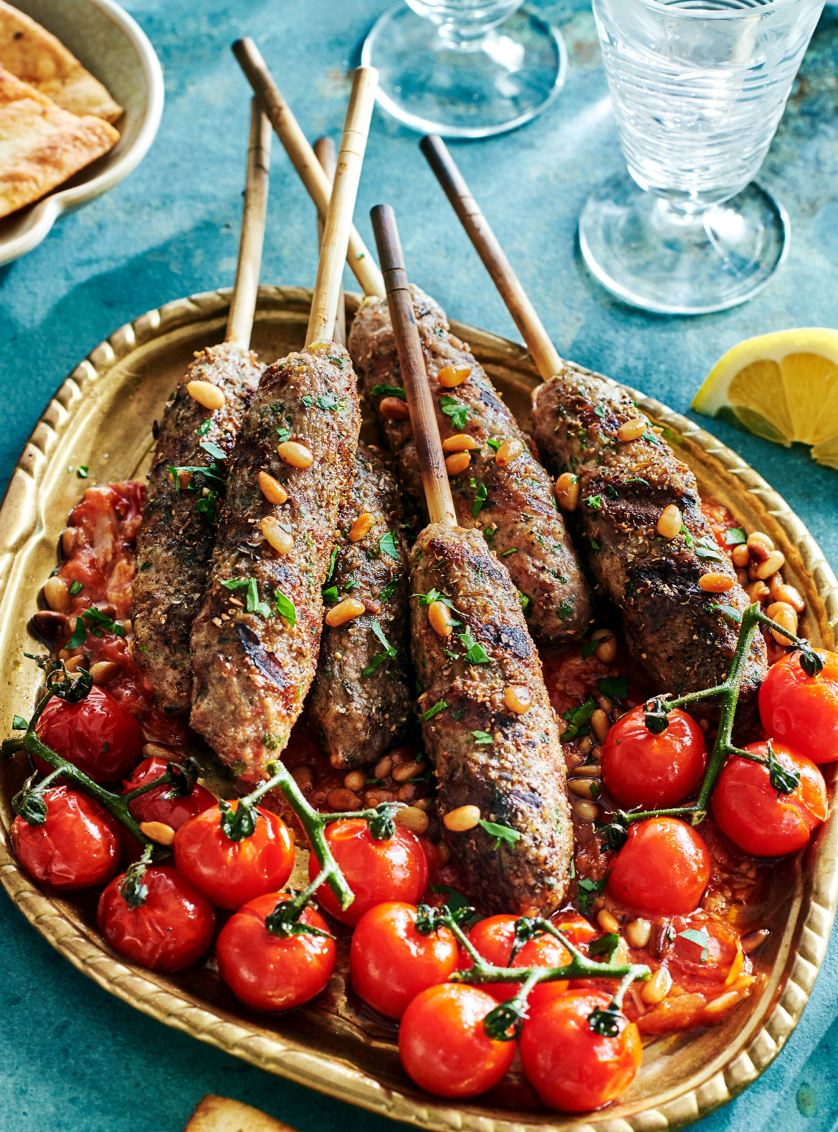 Keftas d’agneau, tomates cerises rôties