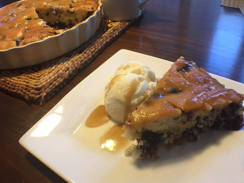 Gâteau aux bleuets avec sauce au beurre
